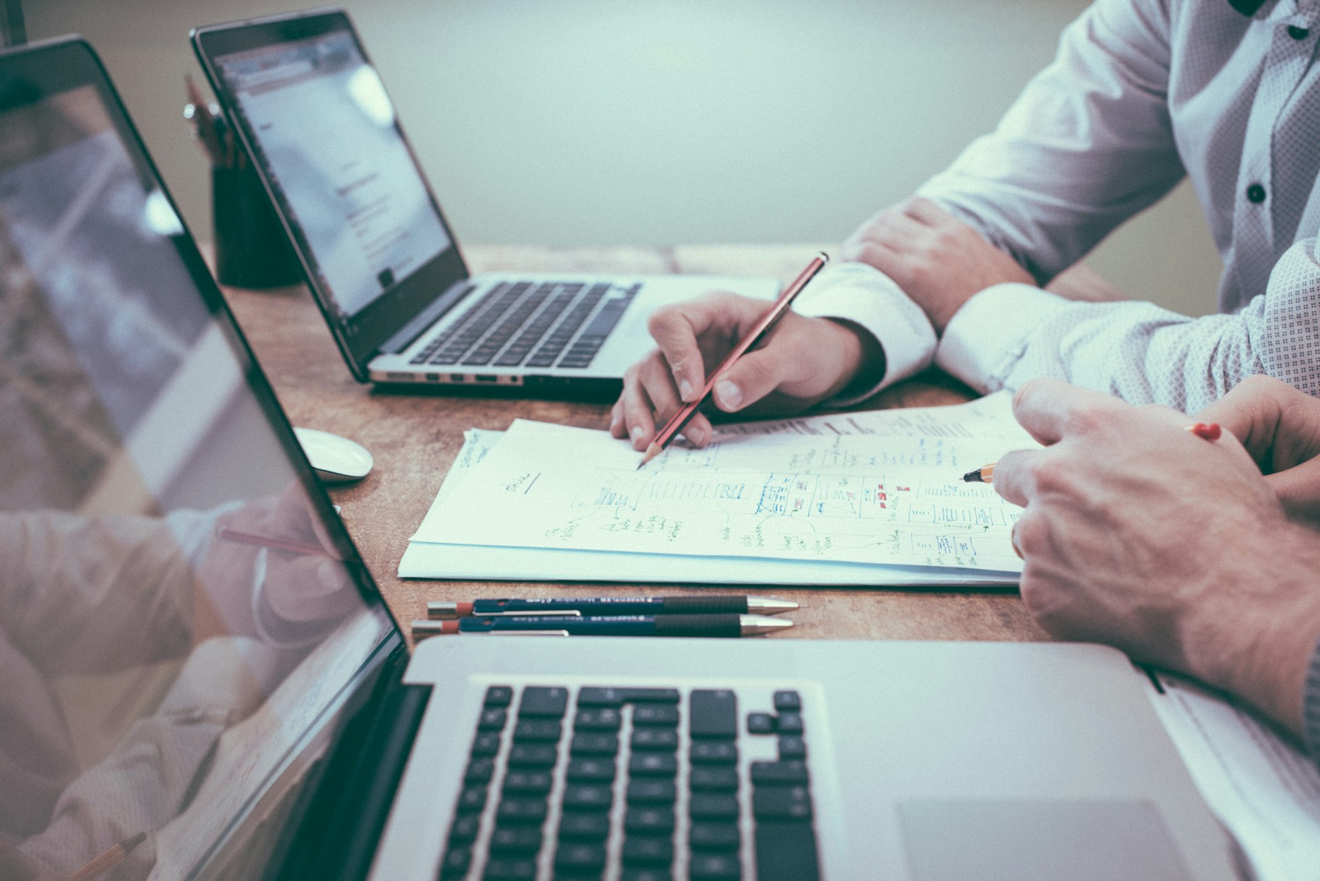 Professionisti al lavoro su un progetto